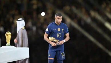 Kylian Mbappe memenangkan penghargaan Sepatu Emas Piala Dunia, mengalahkan Messi