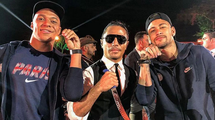 Nusret Gokce berfoto dengan Kylian Mbappe dan Neymar