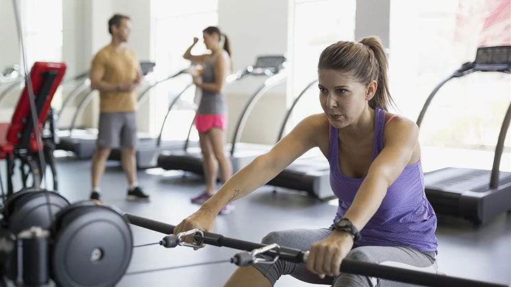 latihan beban di gym