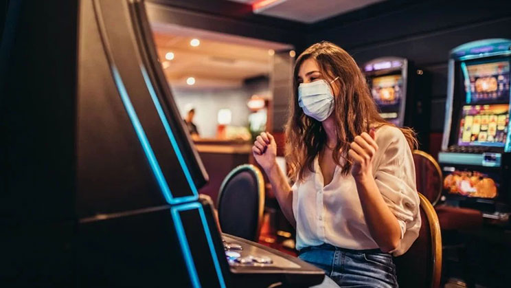 wanita bermain judi slot di casino