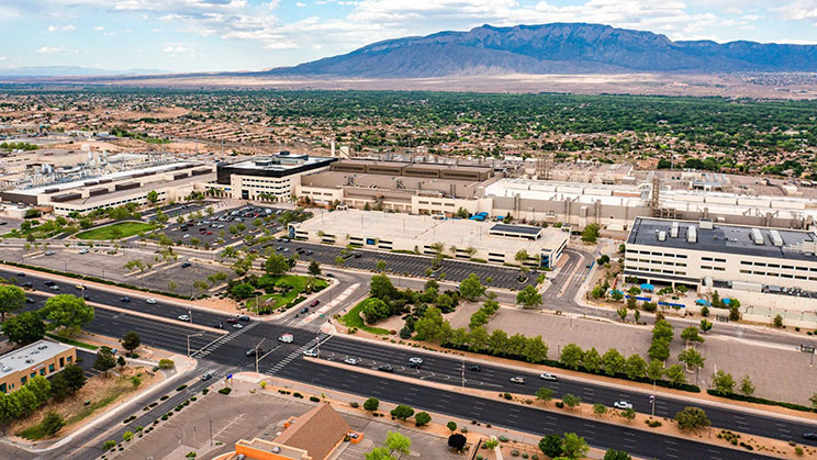 pemandangan pabrik intel di new mexico