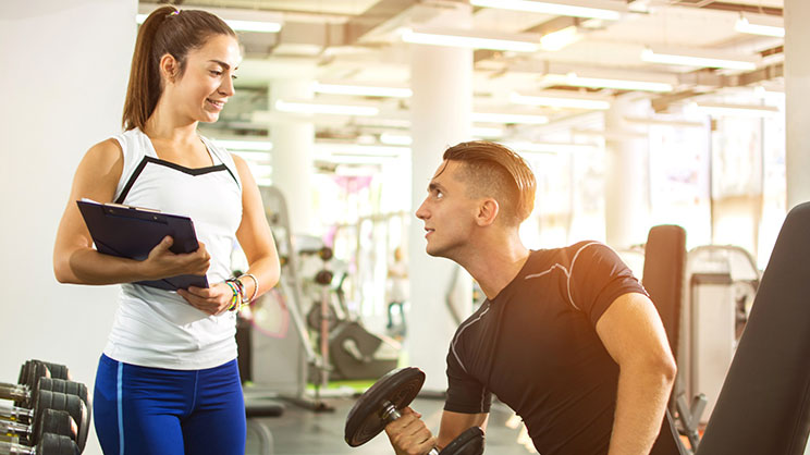 personal training membimbing pemula untuk latihan beban
